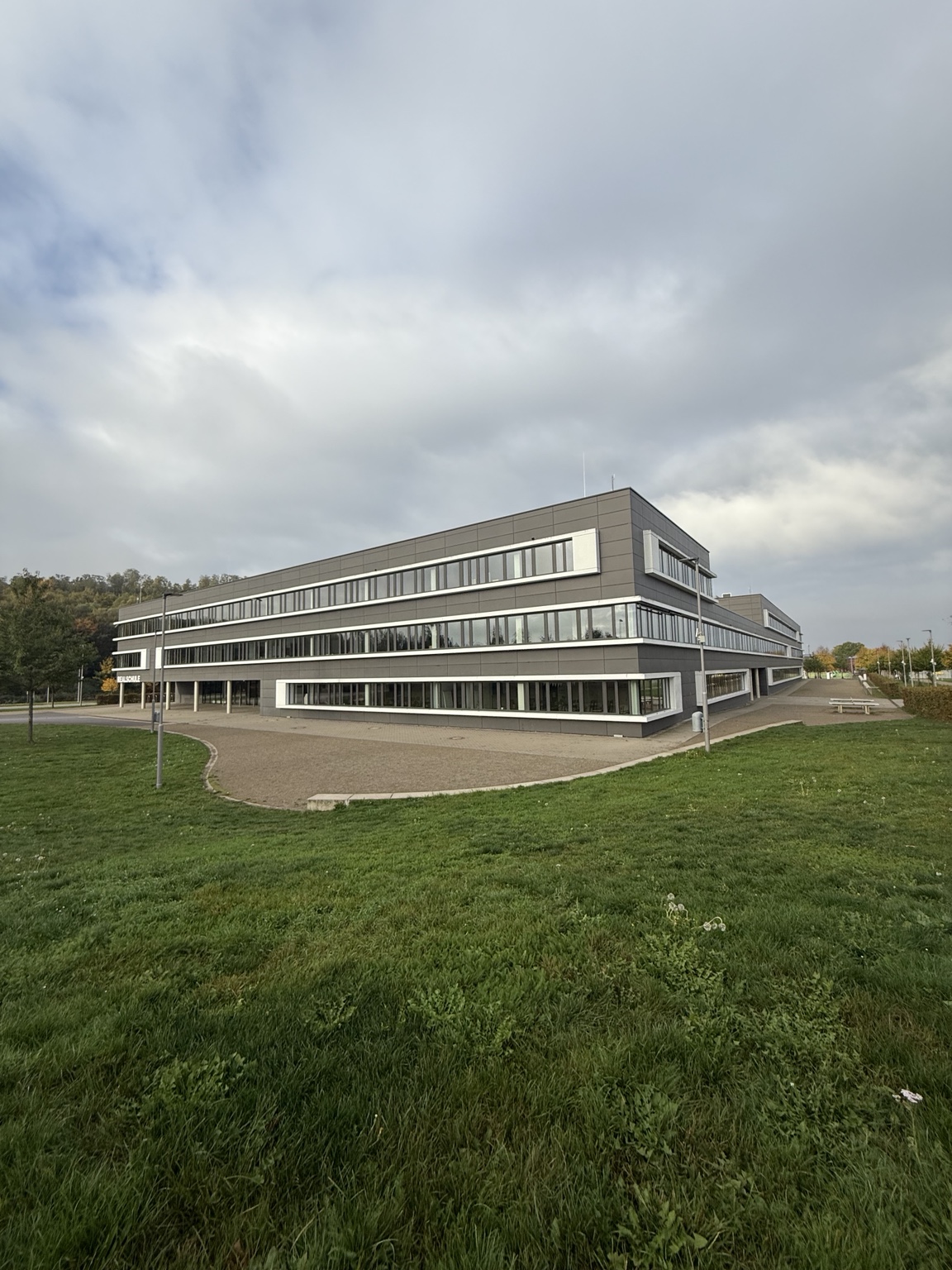 KuBiZ-Schulzentrum in Alsdorf mit langen Fensterfronten