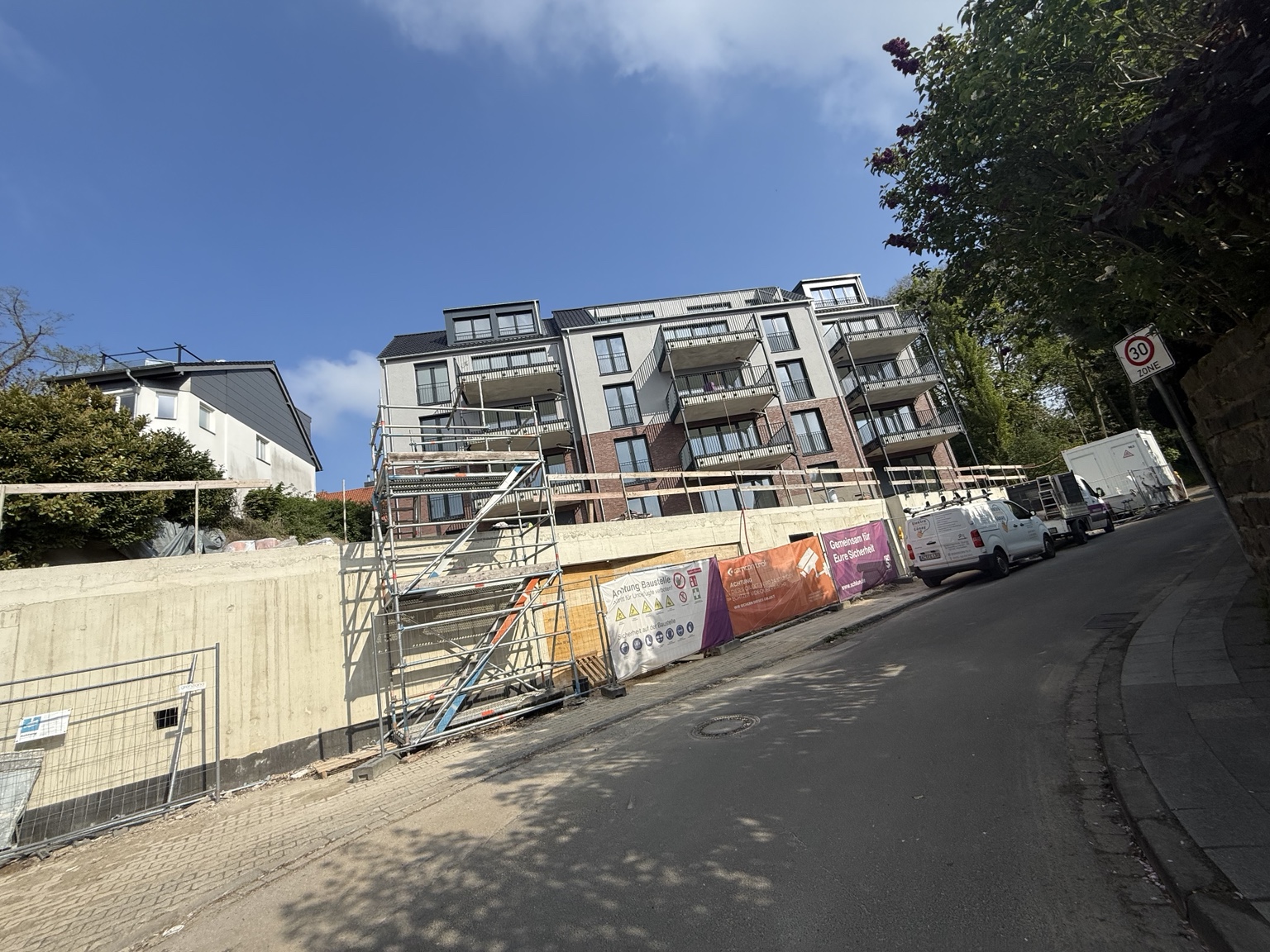 Mehrfamilienkomplex mit 13 Wohneinheiten in Aachen während der Bauarbeiten